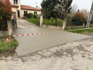Création d'une entrée de maison en béton balayé sur ORGUEIL