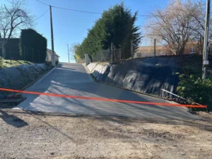 Création d'un chemin d'accès en béton balayé - entreprise de terrassement