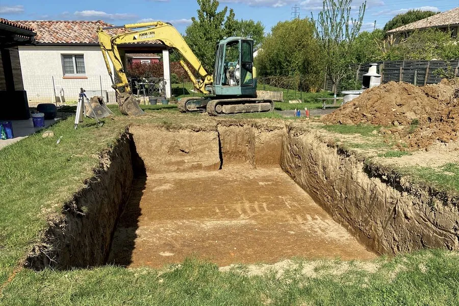 Cration d'un bassin de piscine - entreprise de terrassement